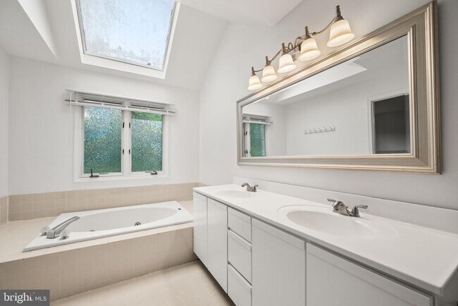 Building Photo - 267 Fox Run