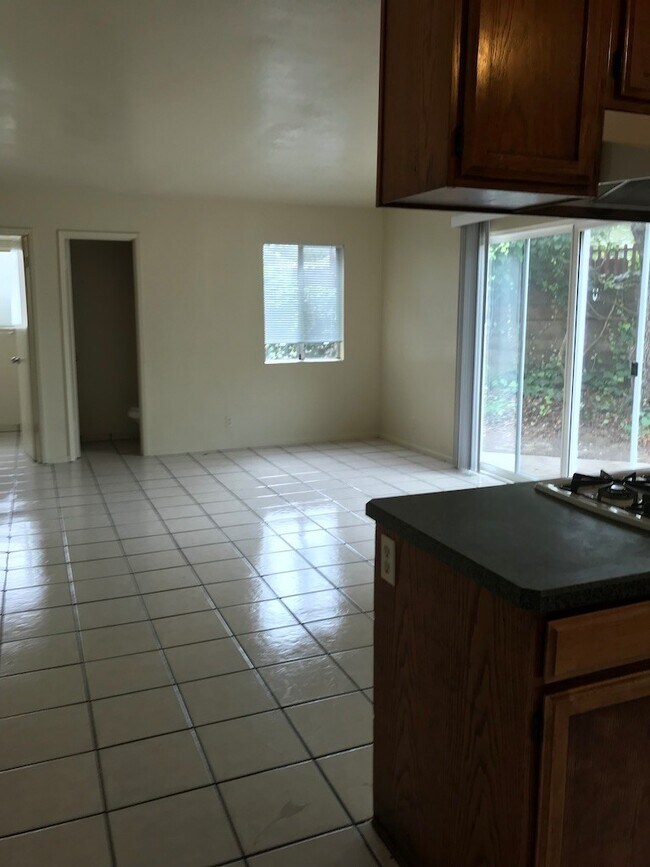 Building Photo - 850 Camino Lindo