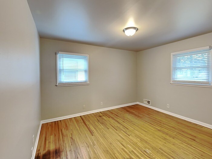 Building Photo - 1103 44th Ave NE