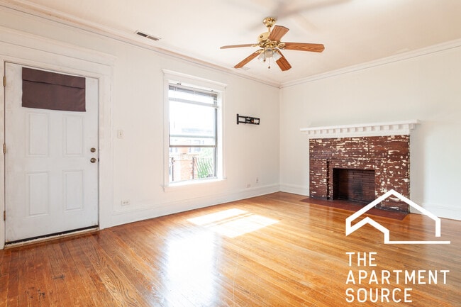 Building Photo - 910 W Belle Plaine Ave