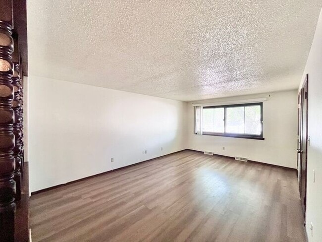 Building Photo - 2 Bedroom/2 Bath Spacious Brick Ranch Styl...