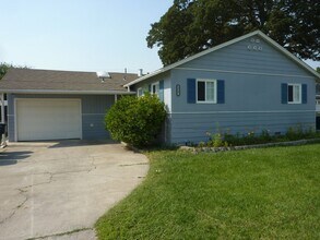 Building Photo - Centrally Located, Nicely Updated Througho...