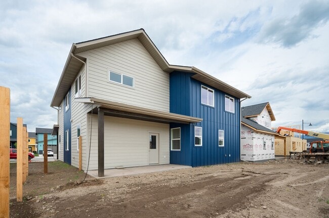 Building Photo - Stunning 4 bed, 3 bath - Corner Lot