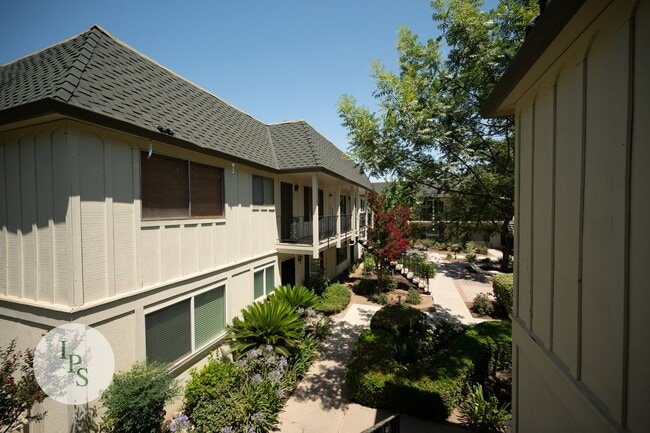 Building Photo - 5090 N Roosevelt Ave