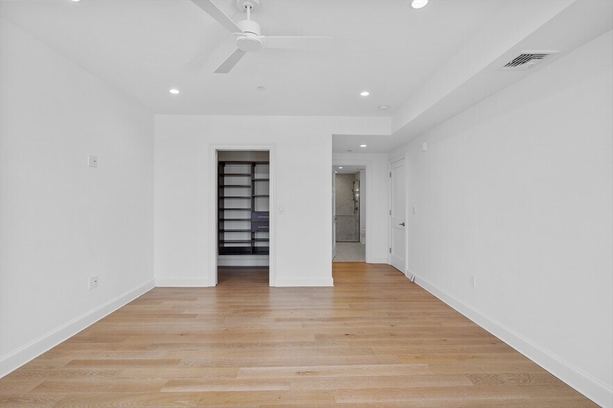 Building Photo - 37 Farragut Rd