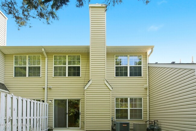 Building Photo - 702 Carnation Dr