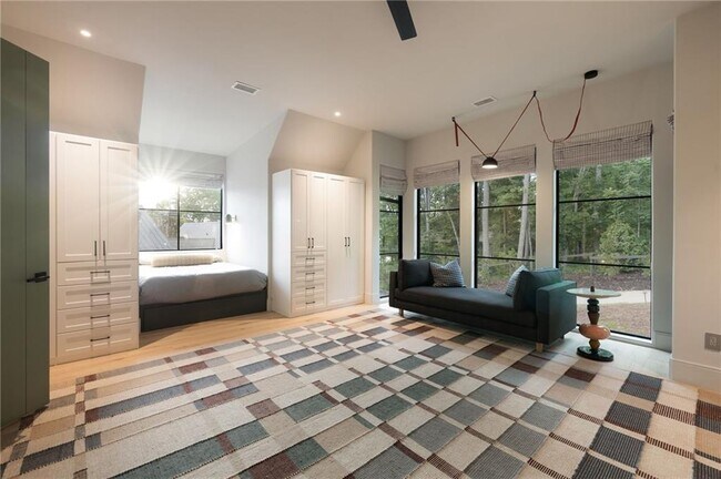 Building Photo - 725 Rocky Point Dr