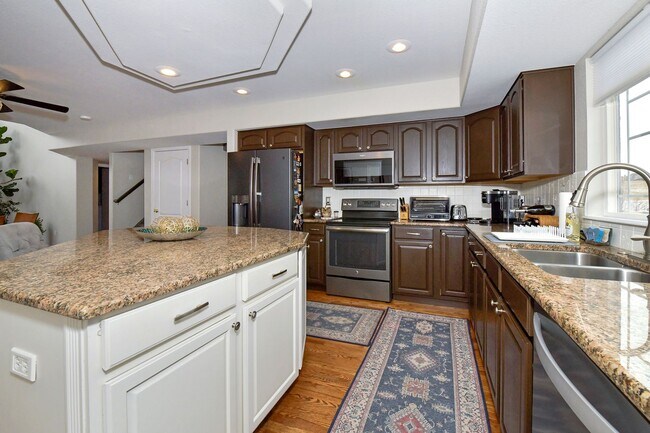 Building Photo - Spacious 2-Story with Mountain Views School District-20