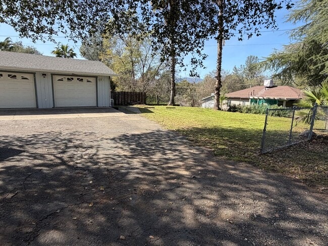 Building Photo - 3 bedroom home in Shasta Lake City