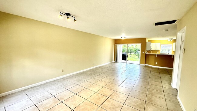Building Photo - 13880 York Ct