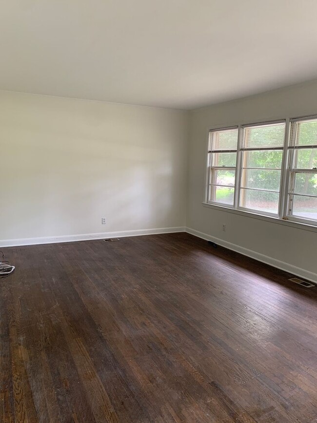 Building Photo - 3 Bedroom 1.5 Bath House on N. Wallace Ava...