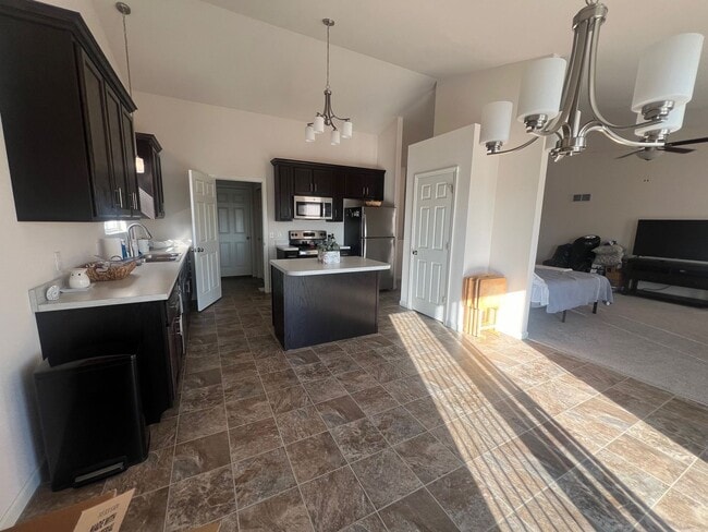 Building Photo - Private Charming Home!