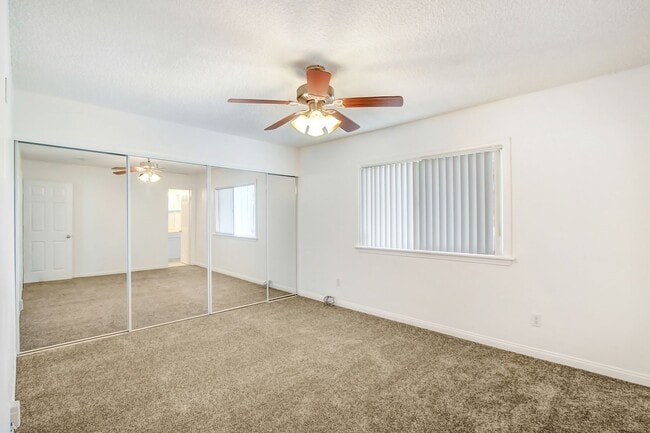 Building Photo - Available now this charming single-story 3B/2B in the City of Highland.