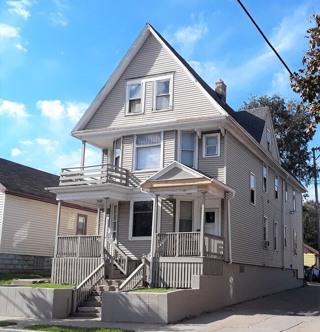 Building Photo - Remodeled & Spacious 4 Bedroom Lower Duplex in Walker's Point!