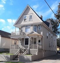 Building Photo - Remodeled & Spacious 4 Bedroom Lower Duple...