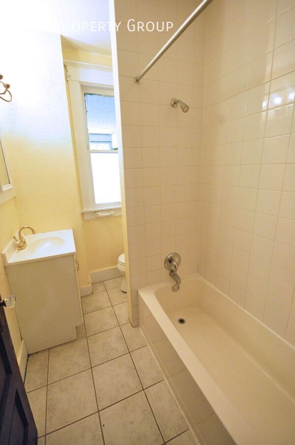 Building Photo - 2074-2078 Summit Street-2078 Summit Street...