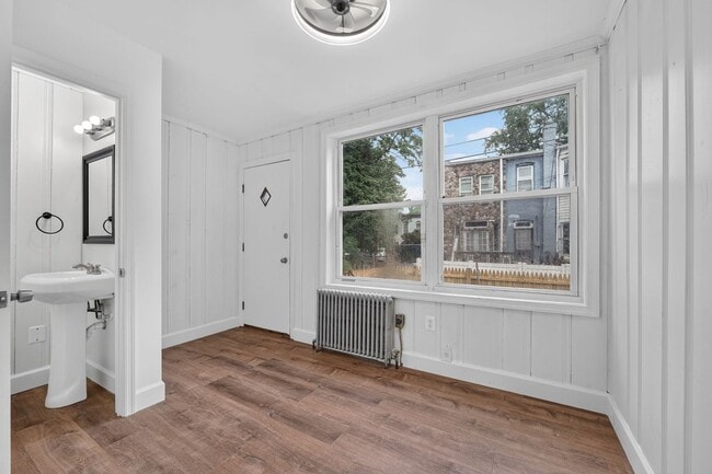 Building Photo - Large 4BR Row House with Basement