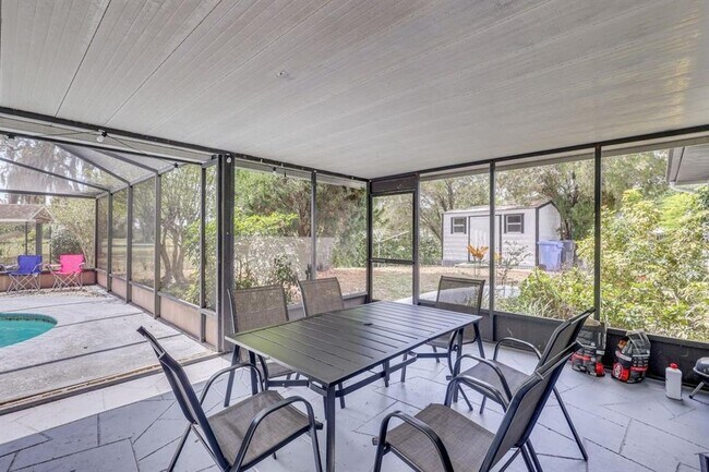 Building Photo - 920 Lakeview Dr