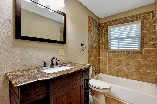 Building Photo - 820 Maple St