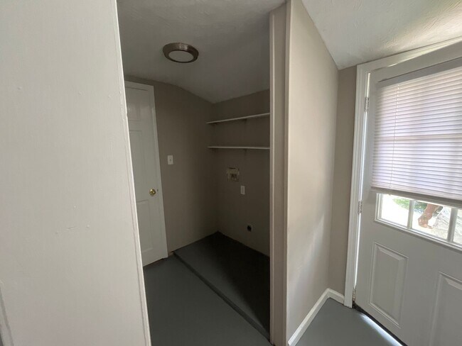 Building Photo - 2 bed 2 bath house