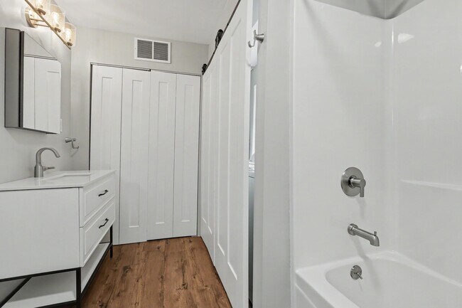 Building Photo - 251 Edgewood Dr