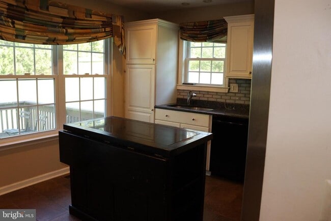 Building Photo - 323 Country Club Dr