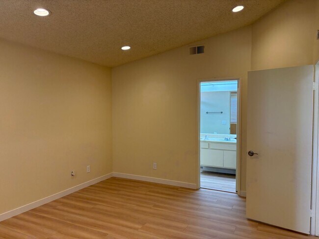 Building Photo - 6865 Valley Circle Blvd
