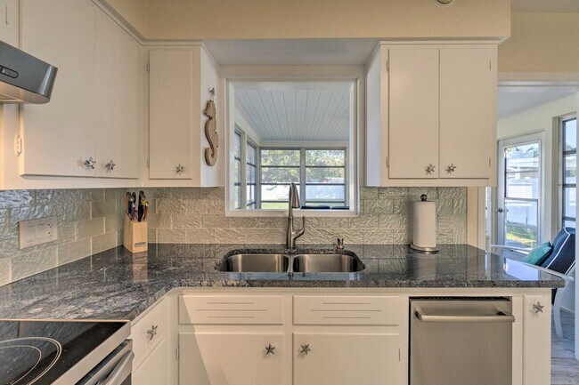 Building Photo - 1017 Pineland Ave