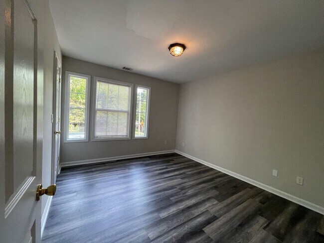 Building Photo - 1/2 OFF SECURITY DEPOSIT SPECIAL! Save $1,...