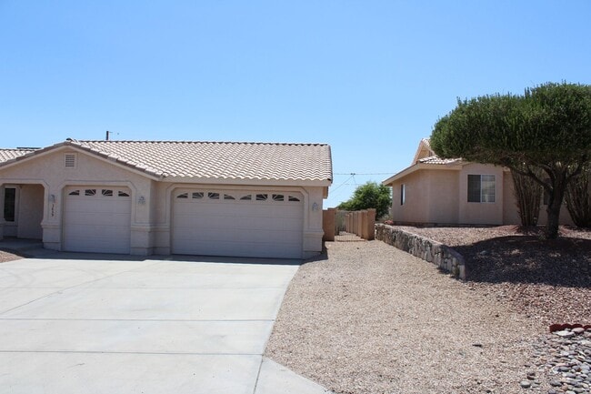 Building Photo - 3 Bedroom 2 Bathroom 3 Car Boat Deep Garag...