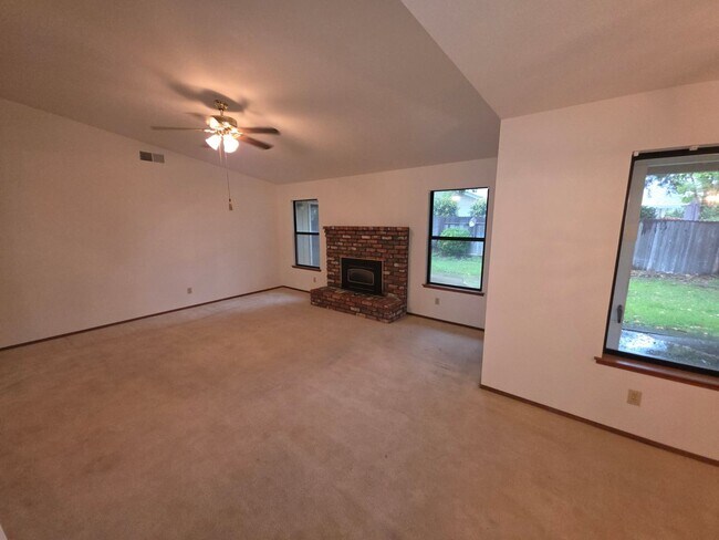 Building Photo - Charming Single-Story Home in Lincoln - Av...