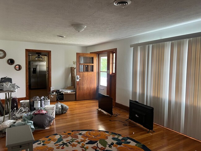 Building Photo - One Level Home! 3bed/1 bath with extra-lar...