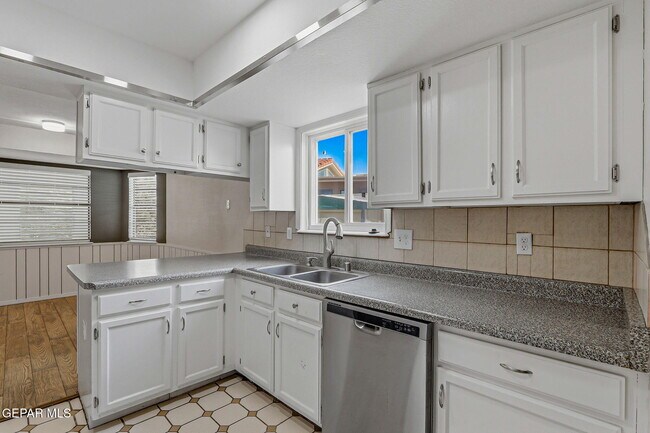 Building Photo - 604 La Chapa Ave