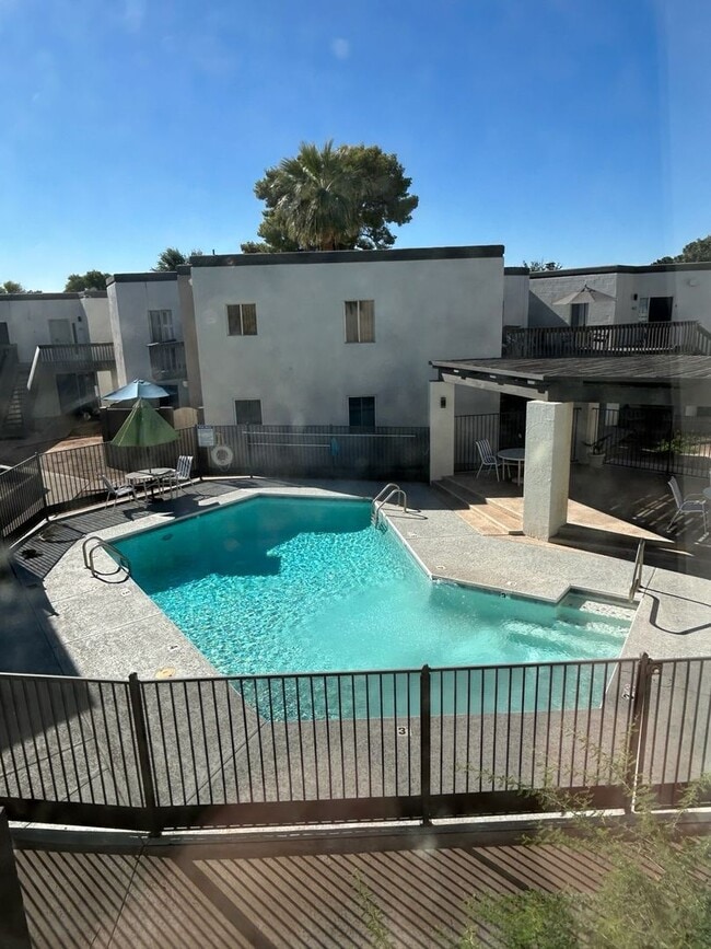 Building Photo - VERY ROOM 1 BEDROOM 1 BATH