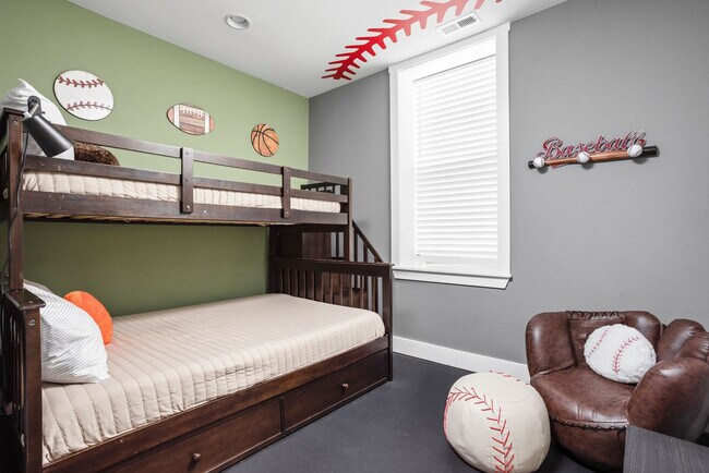 Building Photo - 1616 Pleasant St