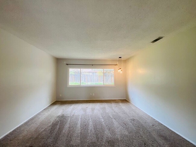 Building Photo - $2,100 Charming 3 Bedroom Home With 2 Livi...