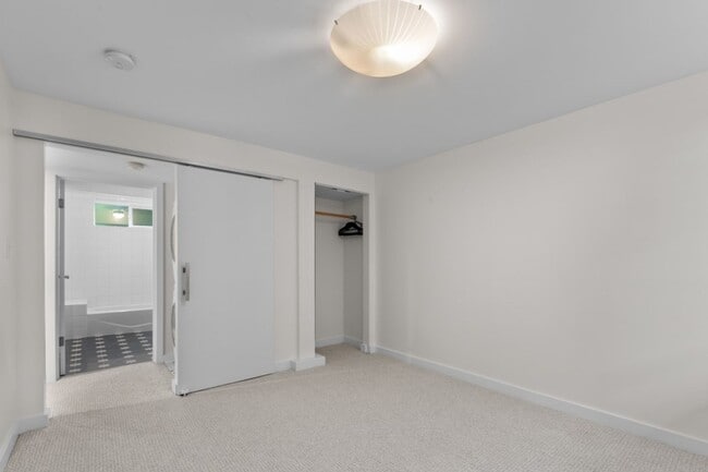 Building Photo - 1Bd/1Ba Seattle Duplex