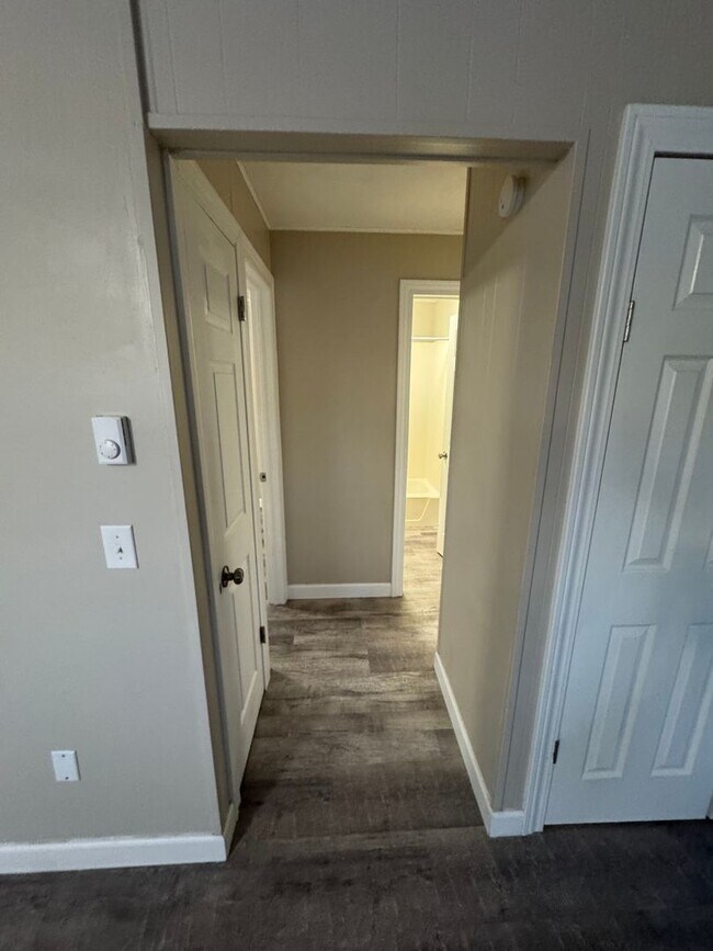 Building Photo - 101-103 Green Oaks Drive