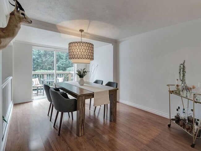 Building Photo - Chic Urban Oasis in Hillsdale