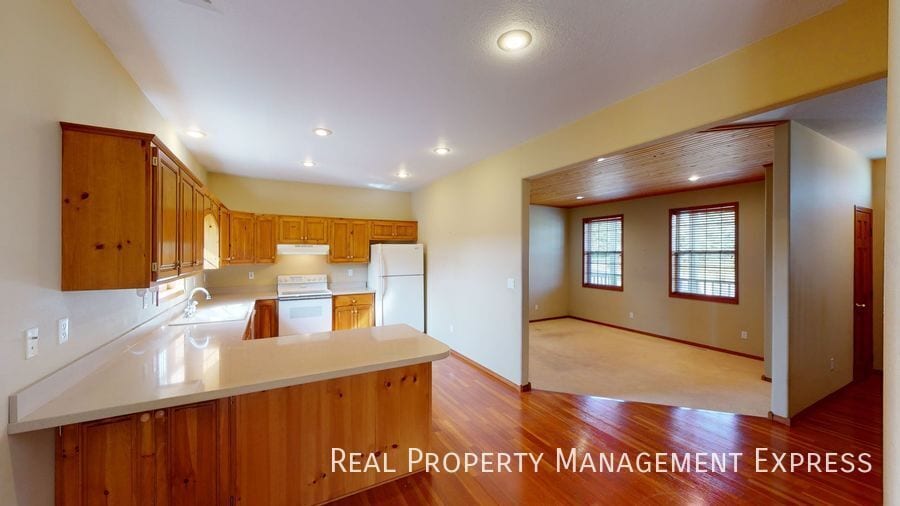 Building Photo - 305 N Pine Lake Dr
