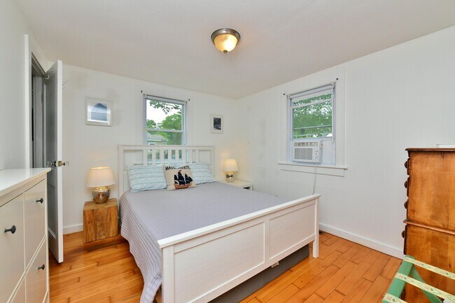 Building Photo - 22 Datewood St