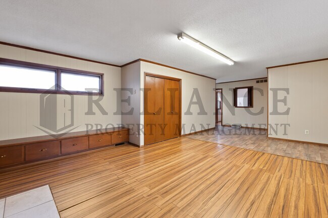 Building Photo - 3401 S Walnut St