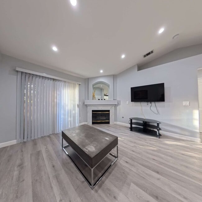 Building Photo - Highly Remodeled | 2nd Floor | Vaulted Ceilings