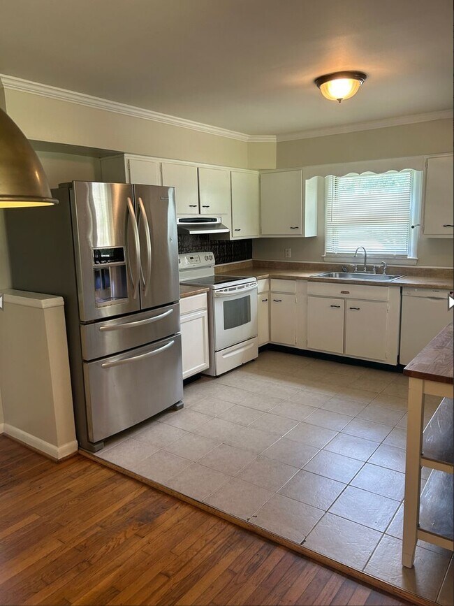 Building Photo - AVAILABLE MID-JUNE!