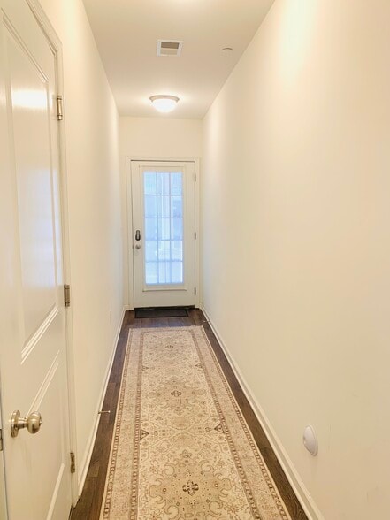 Building Photo - 33 Parkside Ln