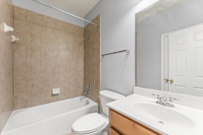 Building Photo - Commuter's Dream! Stylish 3-Bedroom Condo ...