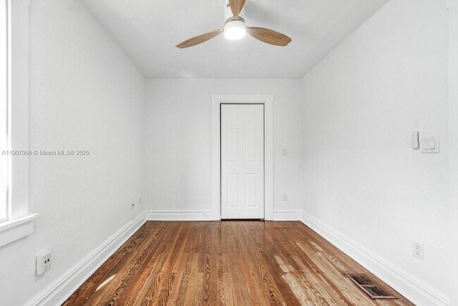 Building Photo - 416 S L St