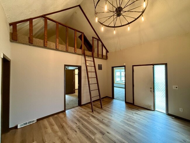 Building Photo - 2 Bed 1 Bath with a 2 Room Loft - Section ...