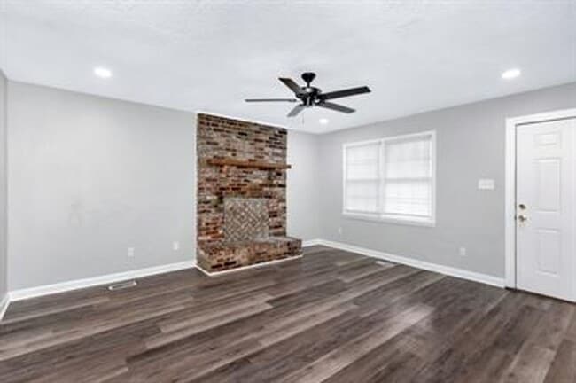 Building Photo - Charming and Affordable Downstairs Duplex ...