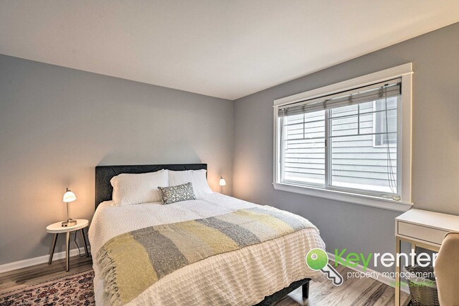 Building Photo - Beautifully Renovated 3 Bed Townhome in Prime North Seattle Location